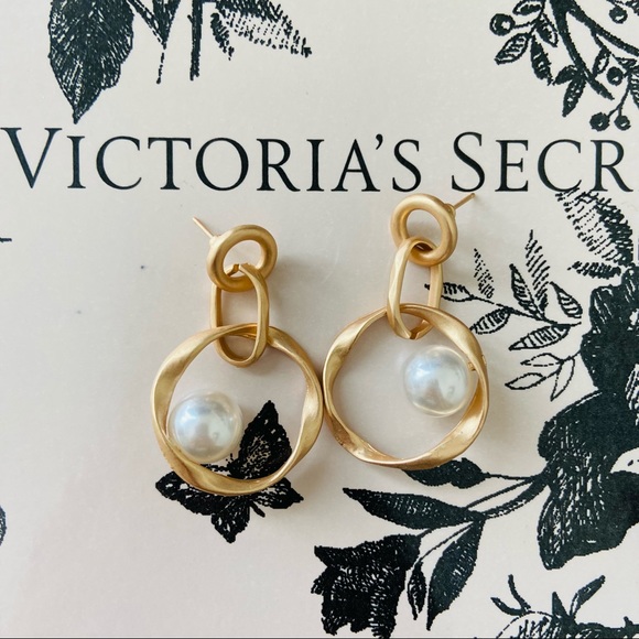 Gold Pearl stud earring - Picture 1 of 3